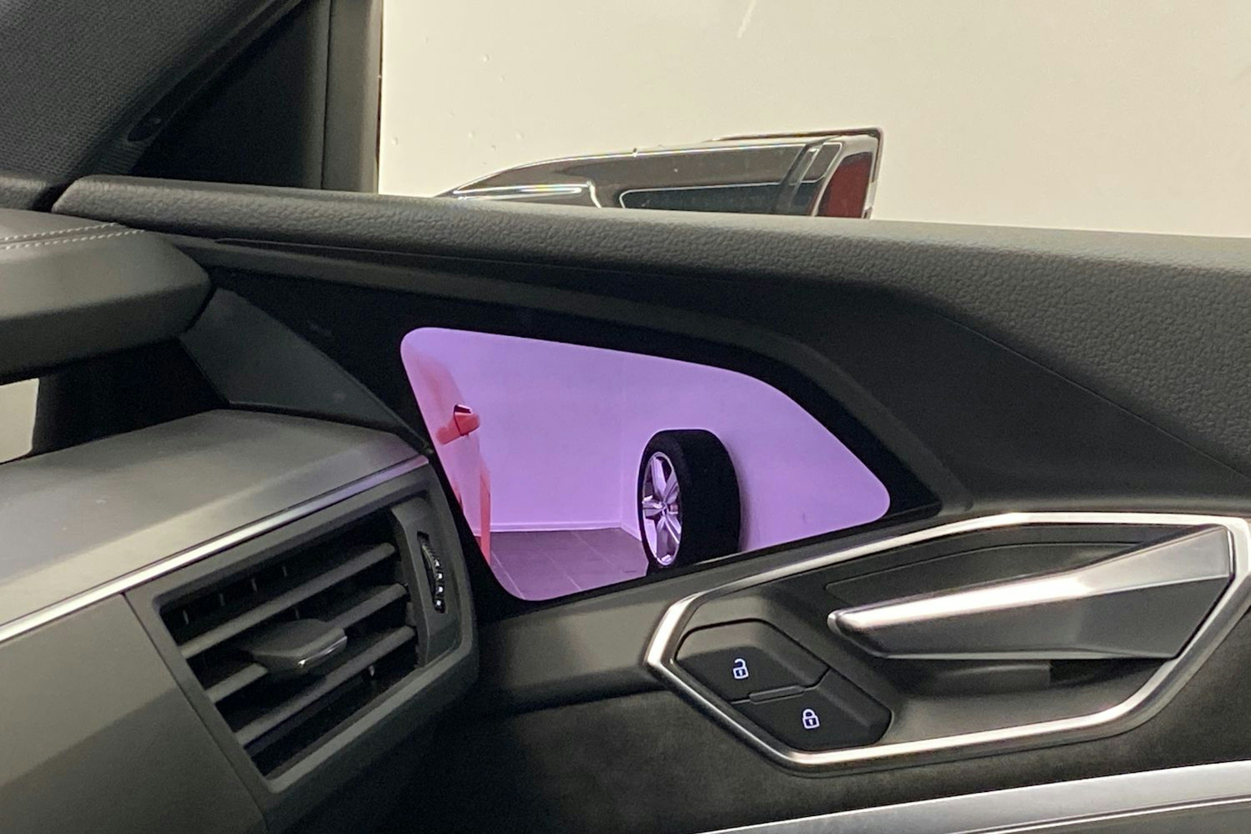 met. punainen Audi e-tron 2021 kuva 26.