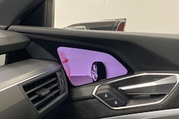 met. punainen Audi e-tron 2021 kuva 26.