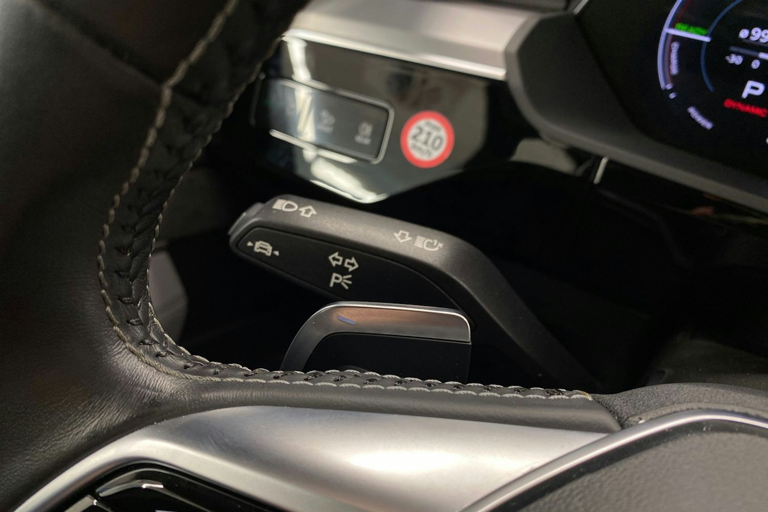 met. punainen Audi e-tron 2021 kuva 27.