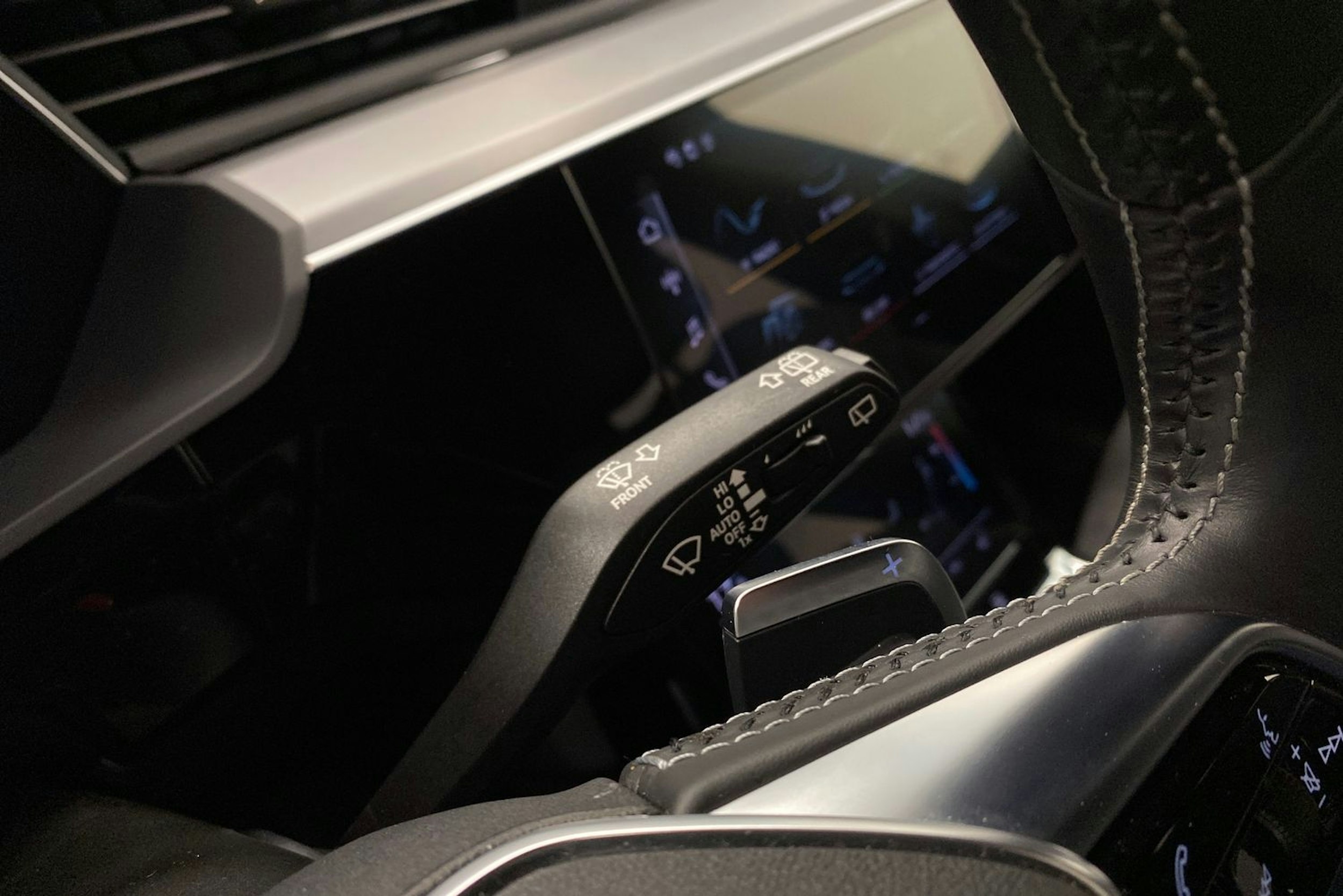 met. punainen Audi e-tron 2021 kuva 28.