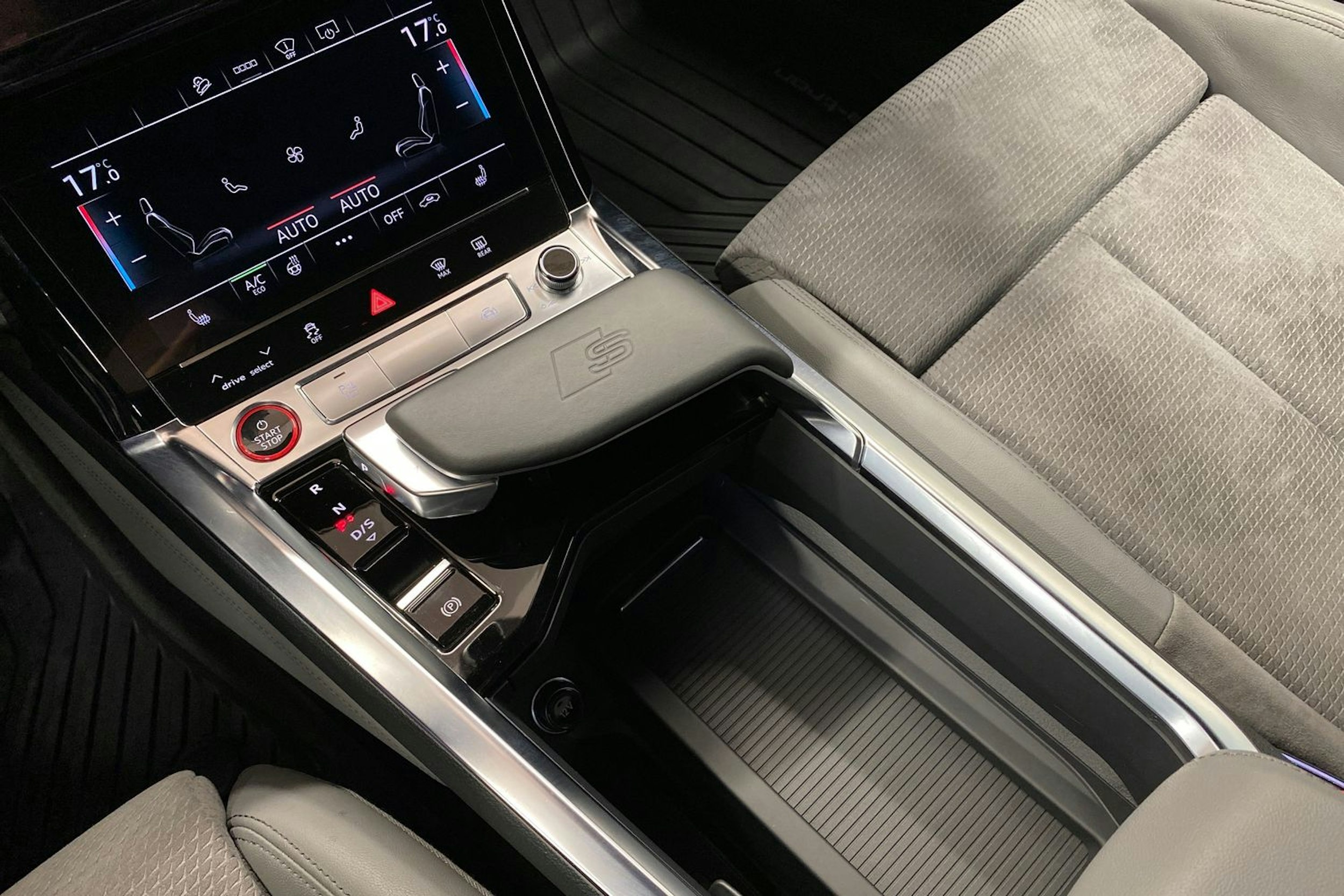 met. punainen Audi e-tron 2021 kuva 29.