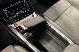 met. punainen Audi e-tron 2021 kuva 29.