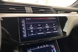 met. punainen Audi e-tron 2021 kuva 31.