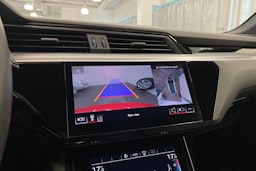 met. punainen Audi e-tron 2021 kuva 34.