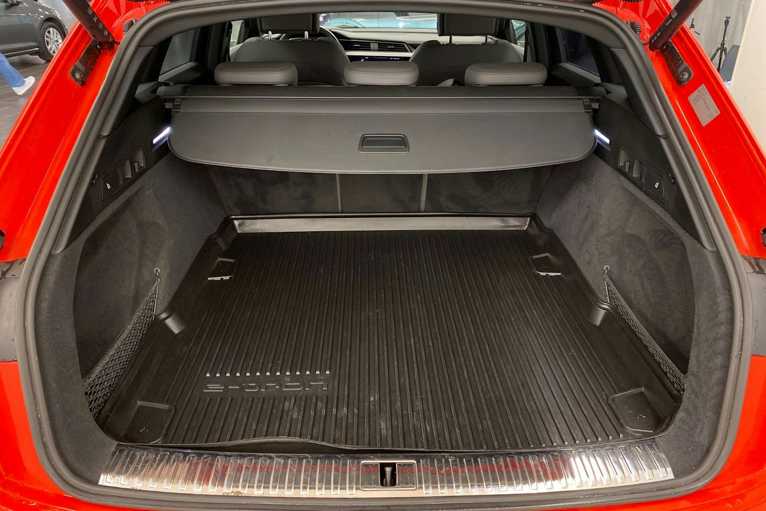 met. punainen Audi e-tron 2021 kuva 36.