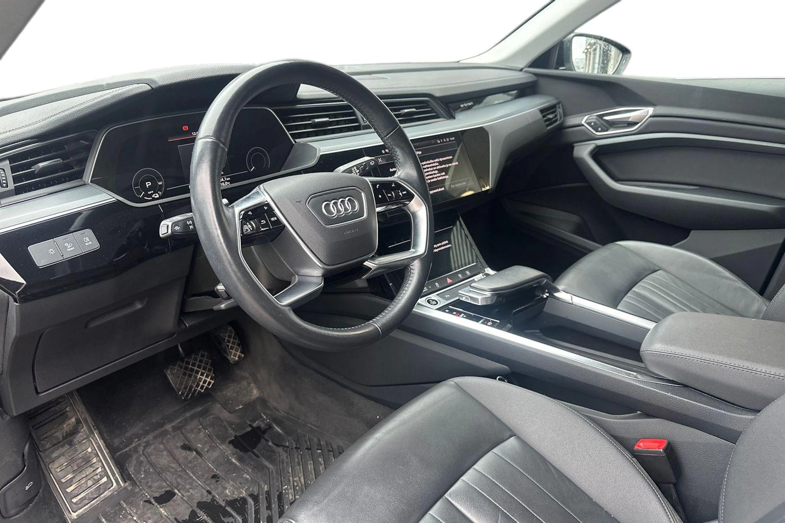 Musta Audi e-tron 2021 kuva 3.