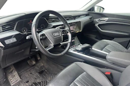 Musta Audi e-tron 2021 kuva 3.