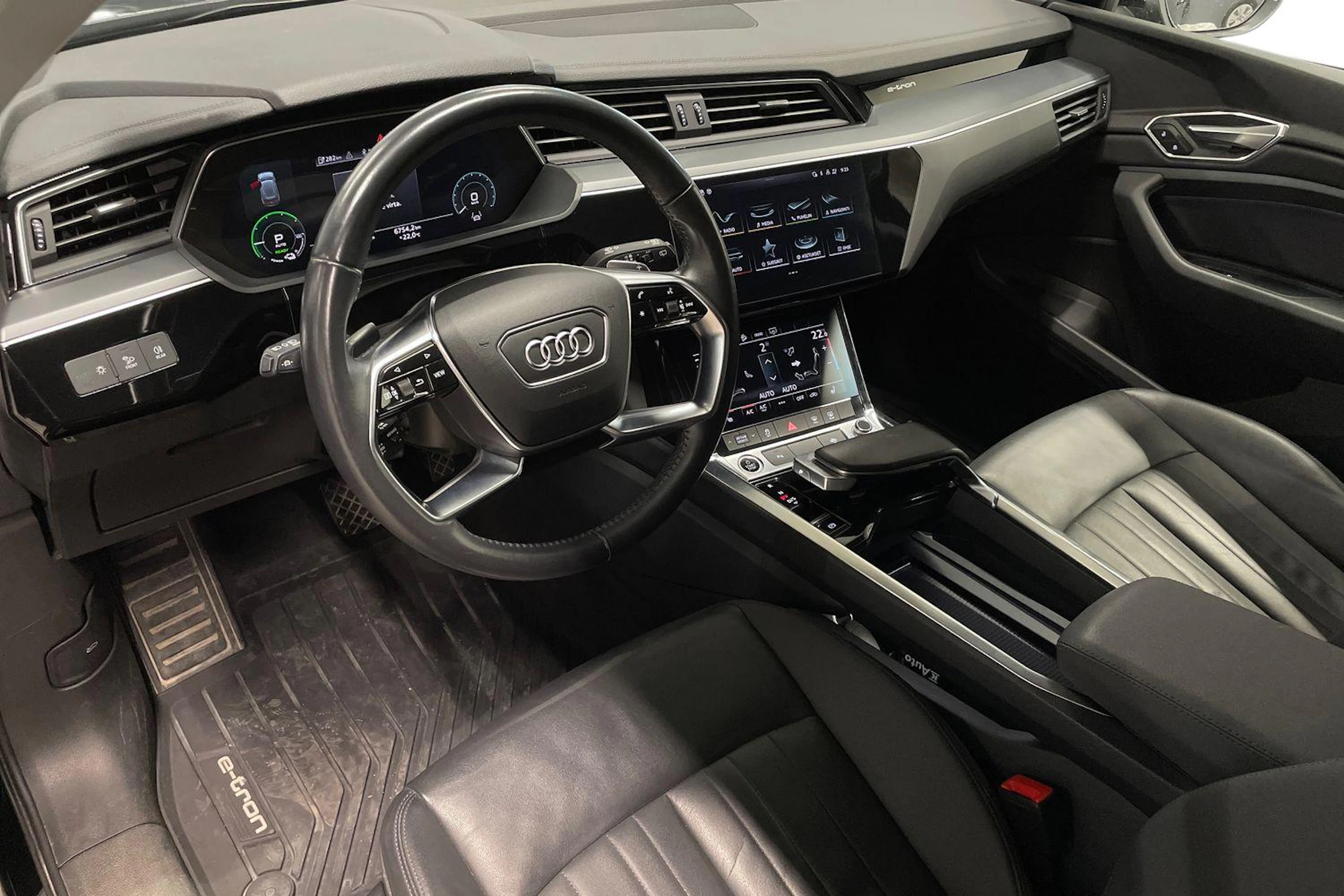 Musta Audi e-tron 2021 kuva 6.