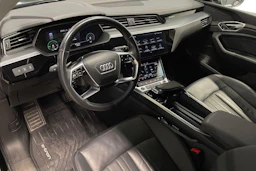 Musta Audi e-tron 2021 kuva 6.