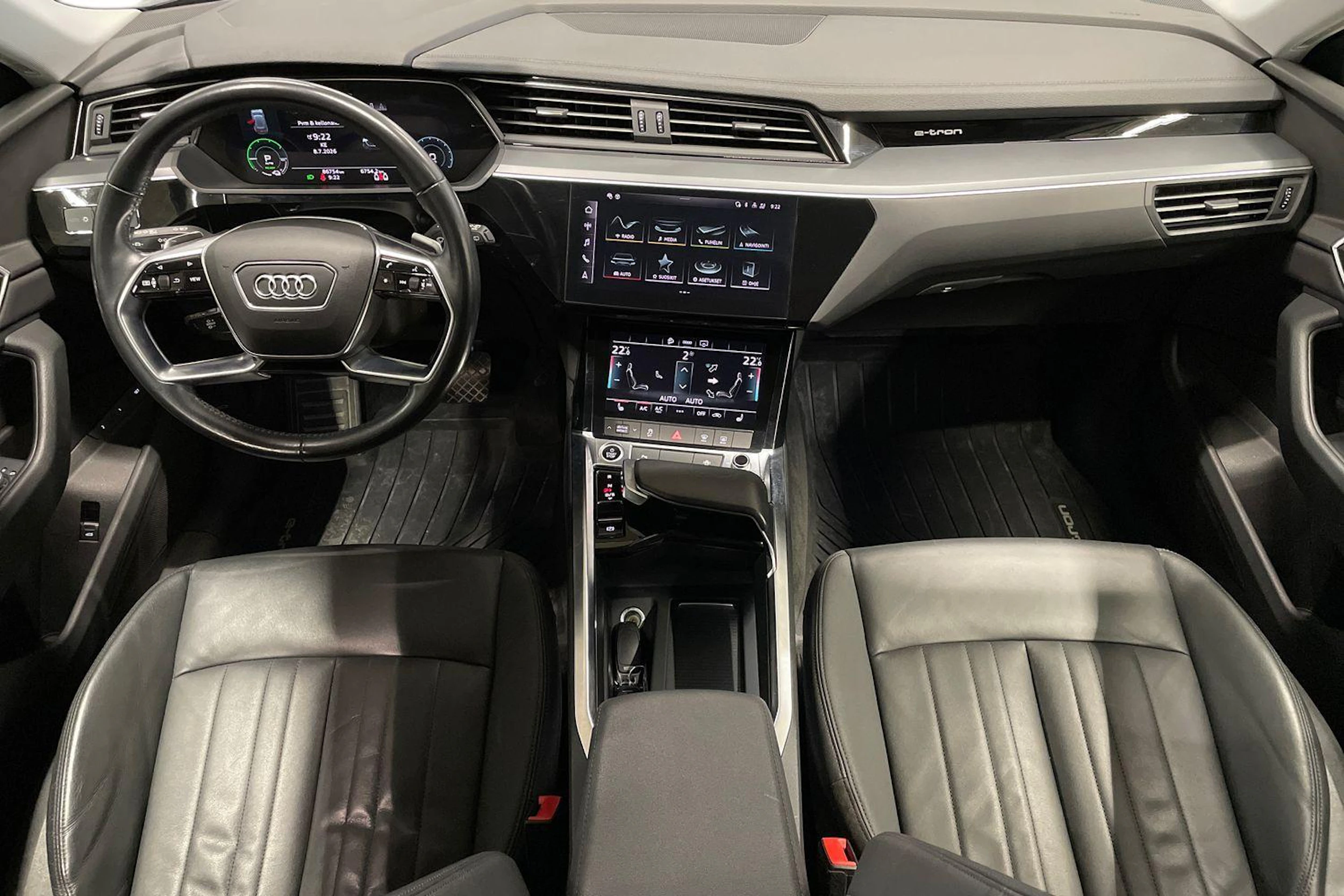 Musta Audi e-tron 2021 kuva 7.