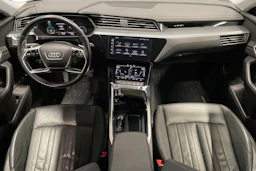 Musta Audi e-tron 2021 kuva 7.