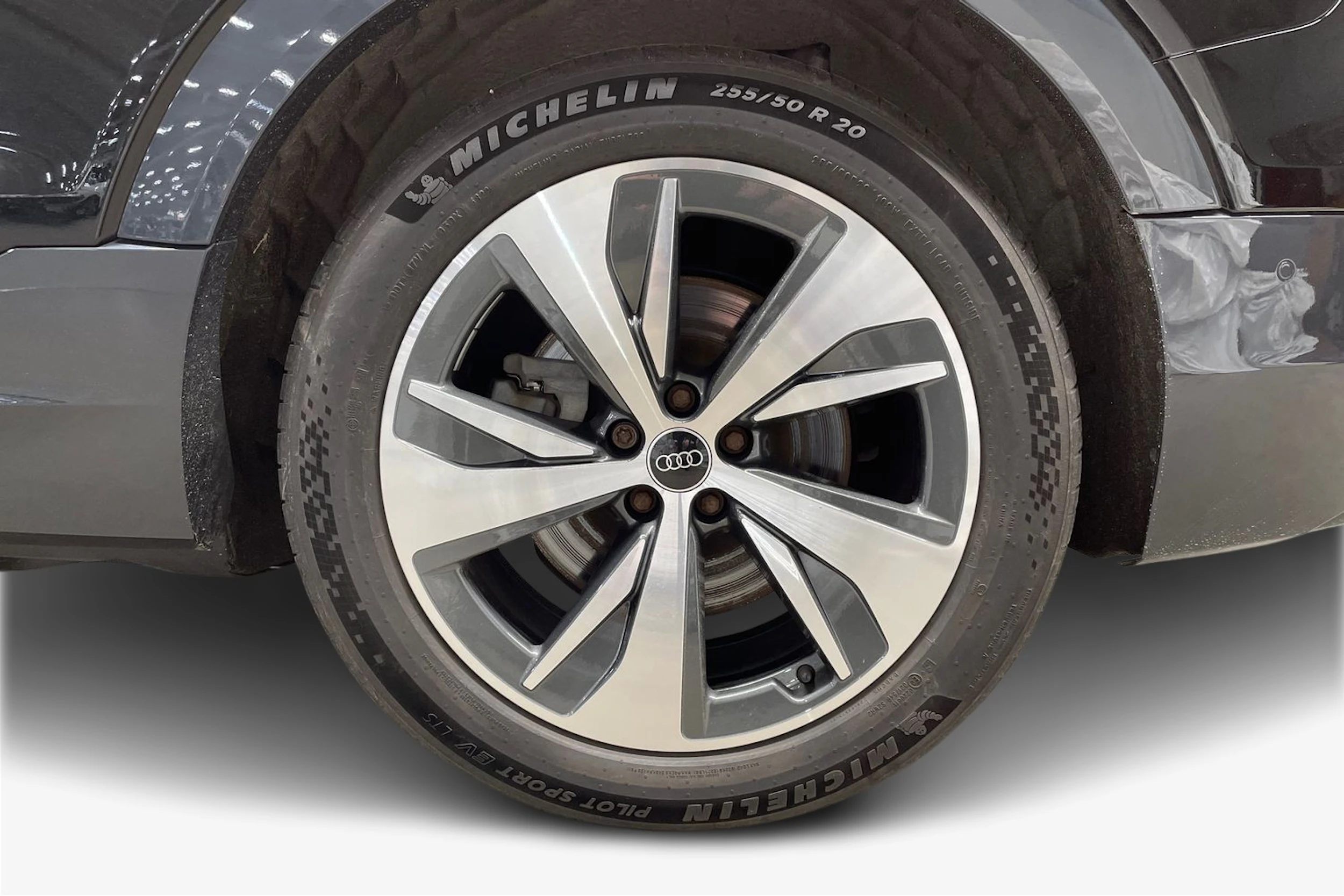 Musta Audi e-tron 2021 kuva 9.