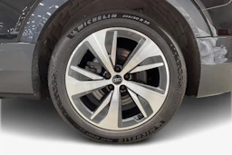 Musta Audi e-tron 2021 kuva 9.