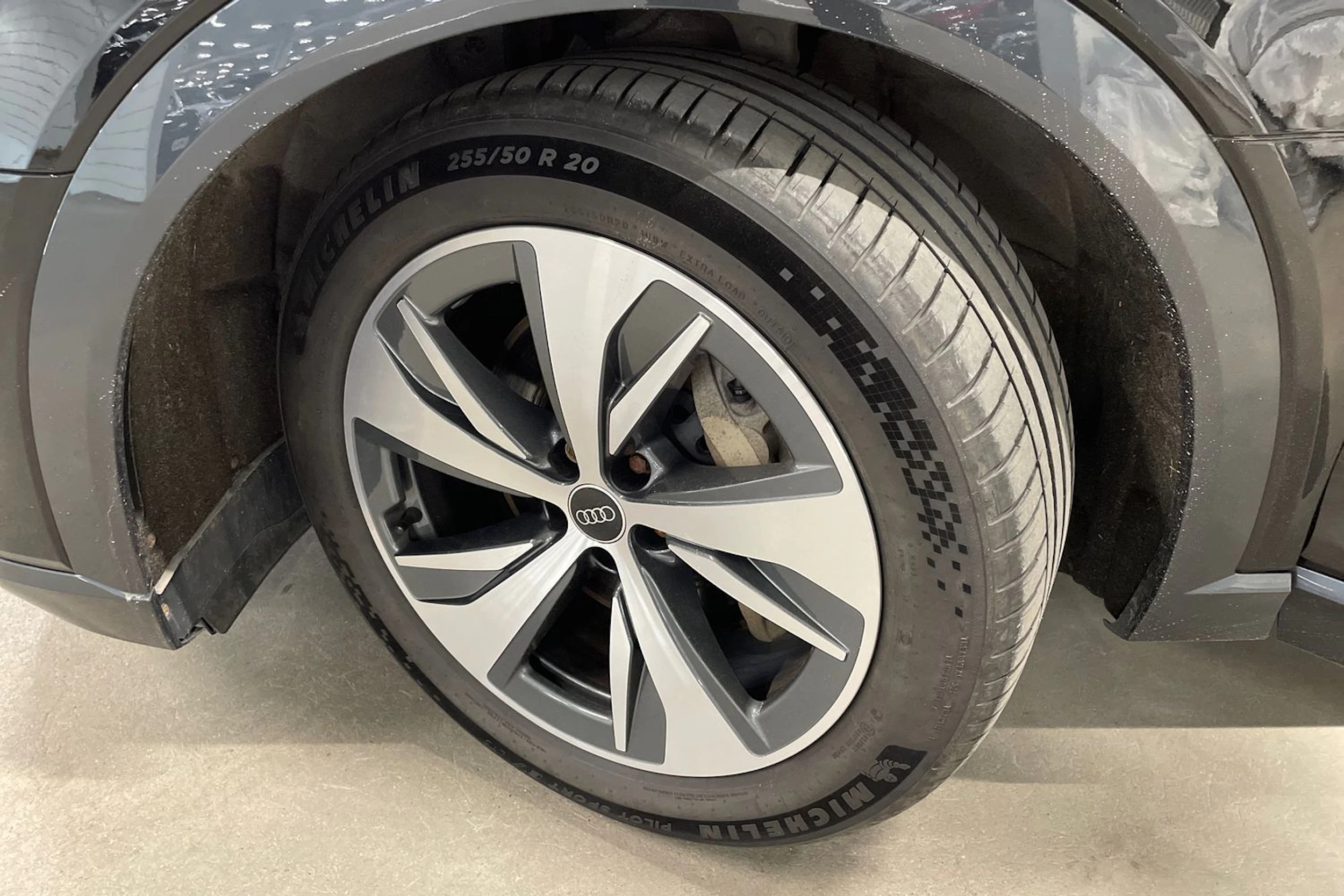 Musta Audi e-tron 2021 kuva 10.