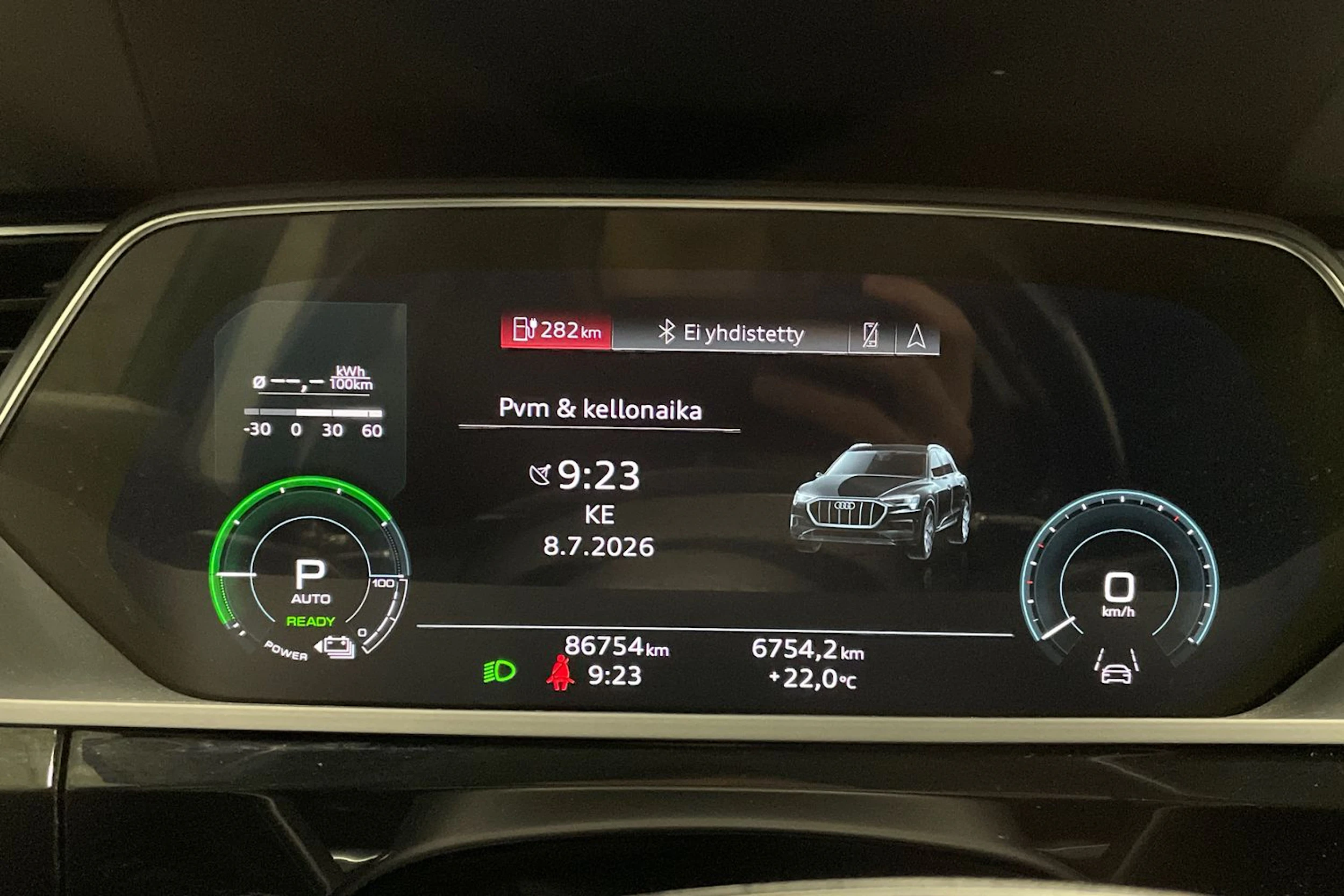 Musta Audi e-tron 2021 kuva 13.
