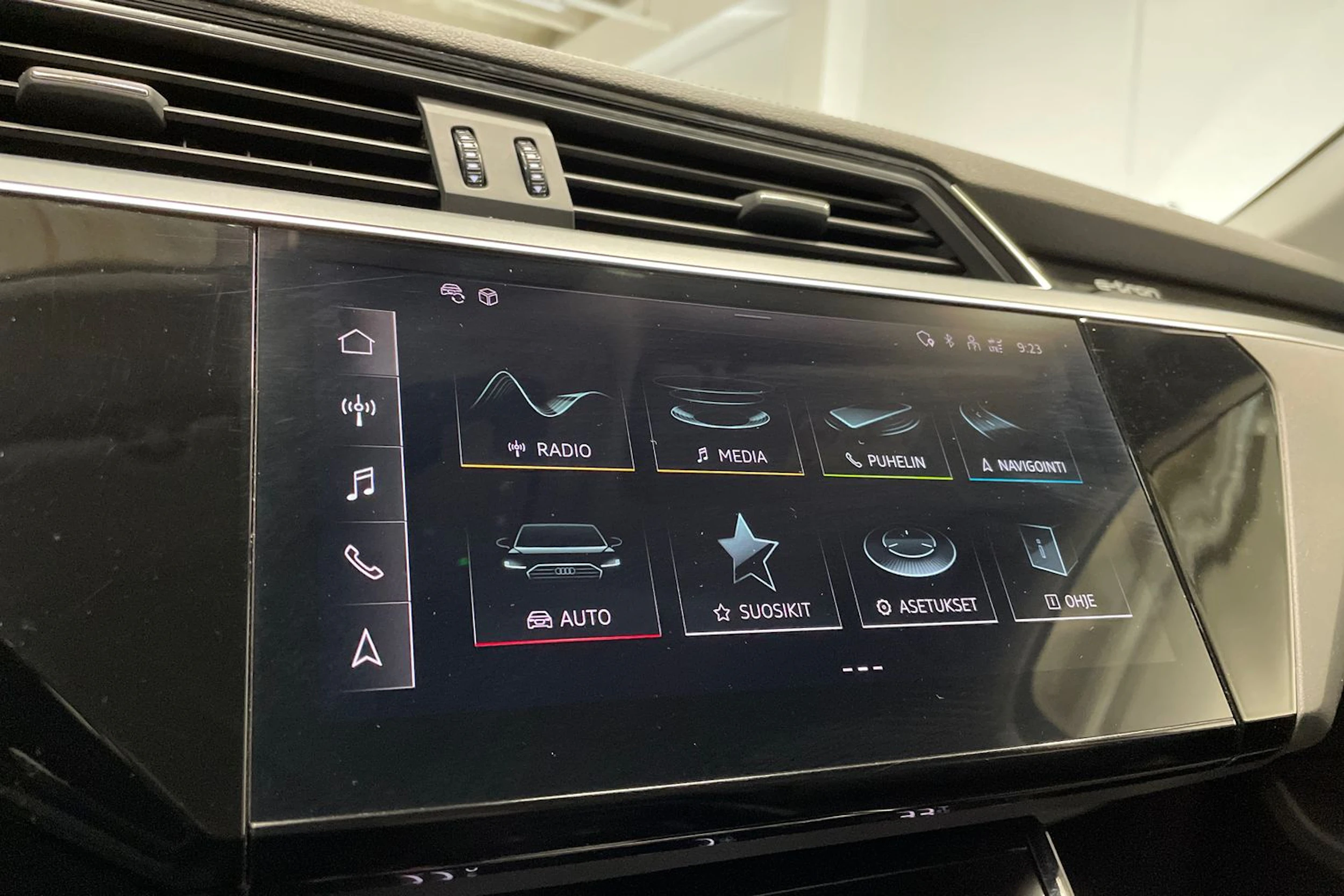Musta Audi e-tron 2021 kuva 14.