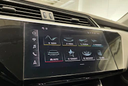 Musta Audi e-tron 2021 kuva 14.