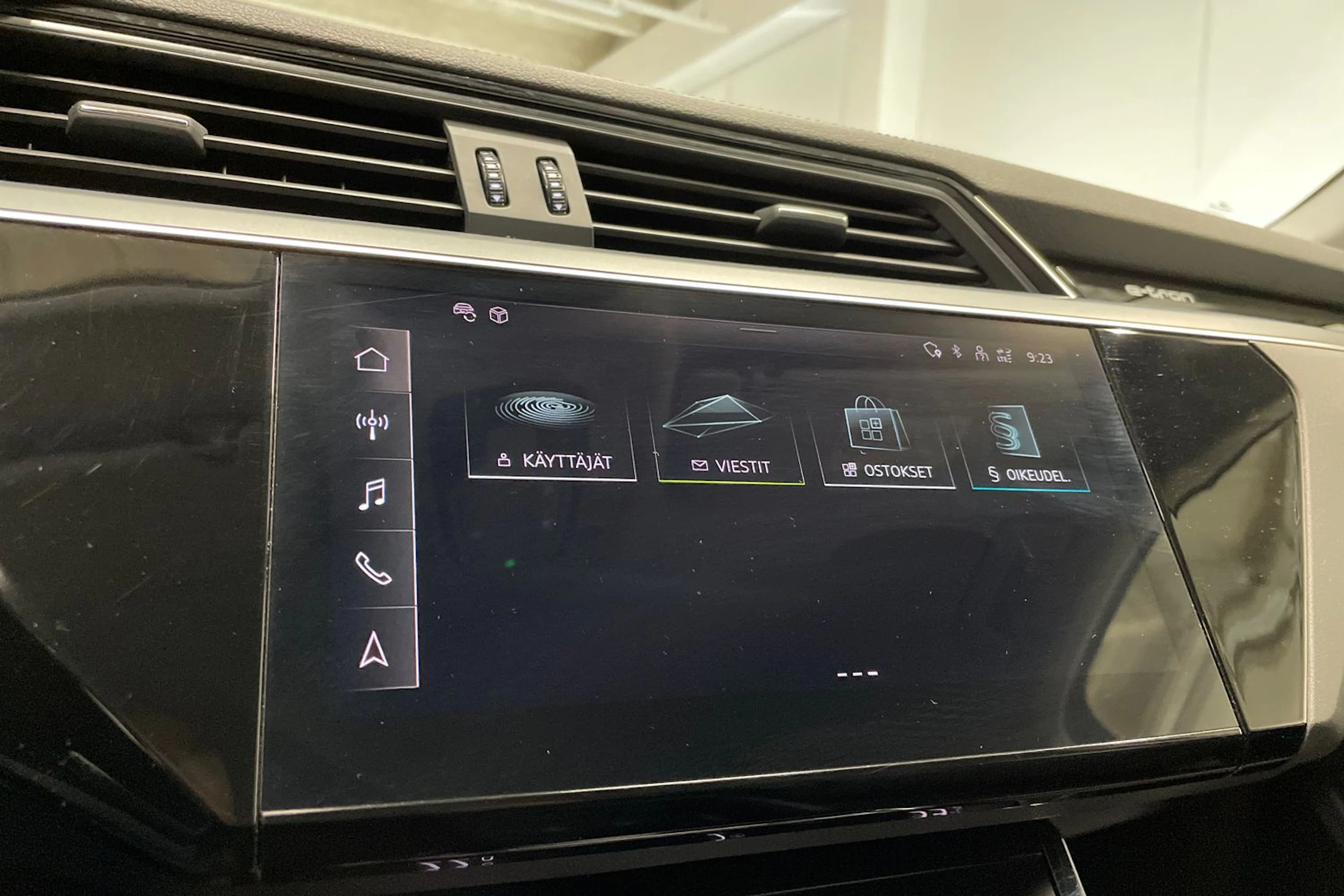Musta Audi e-tron 2021 kuva 15.