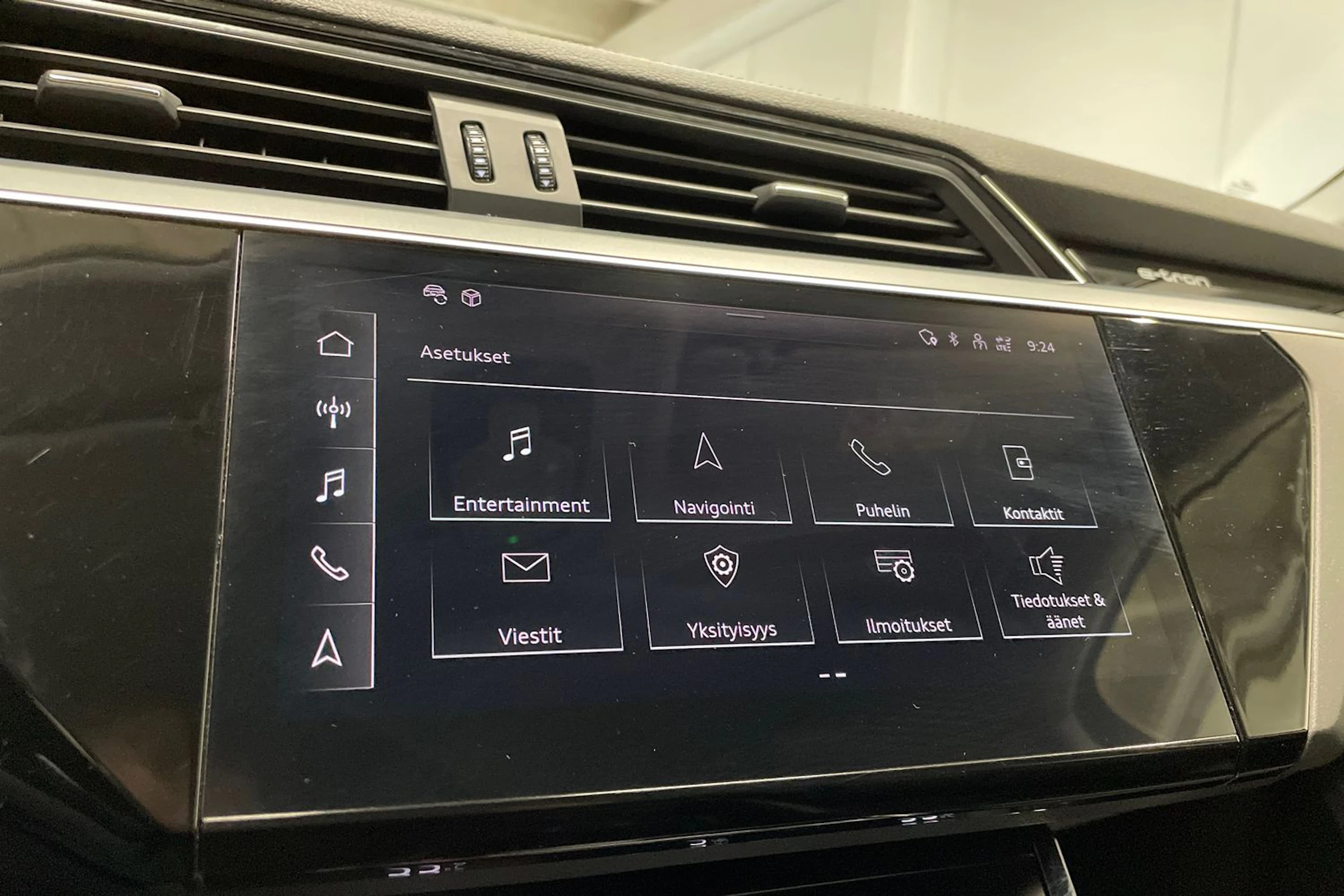 Musta Audi e-tron 2021 kuva 17.
