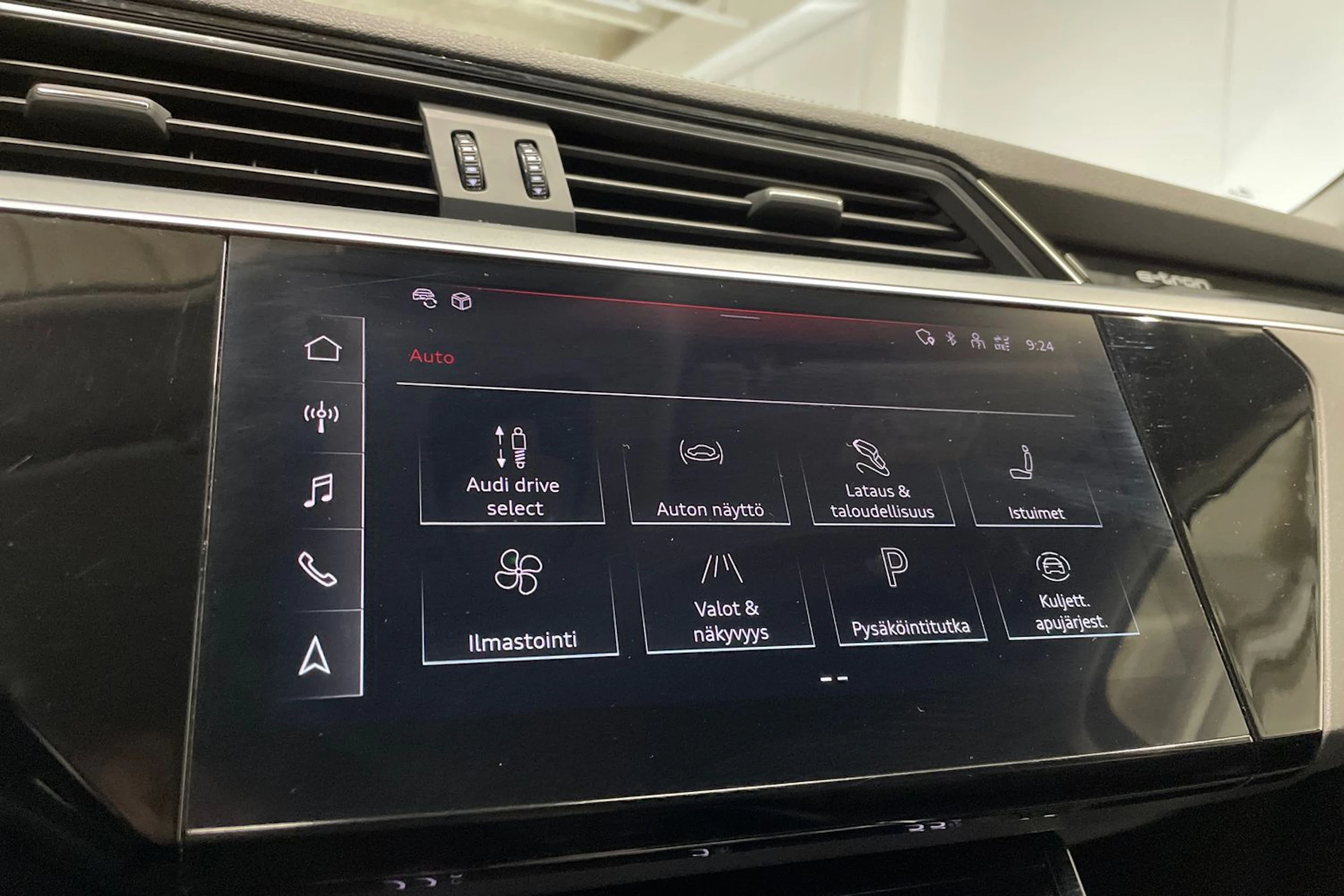 Musta Audi e-tron 2021 kuva 18.