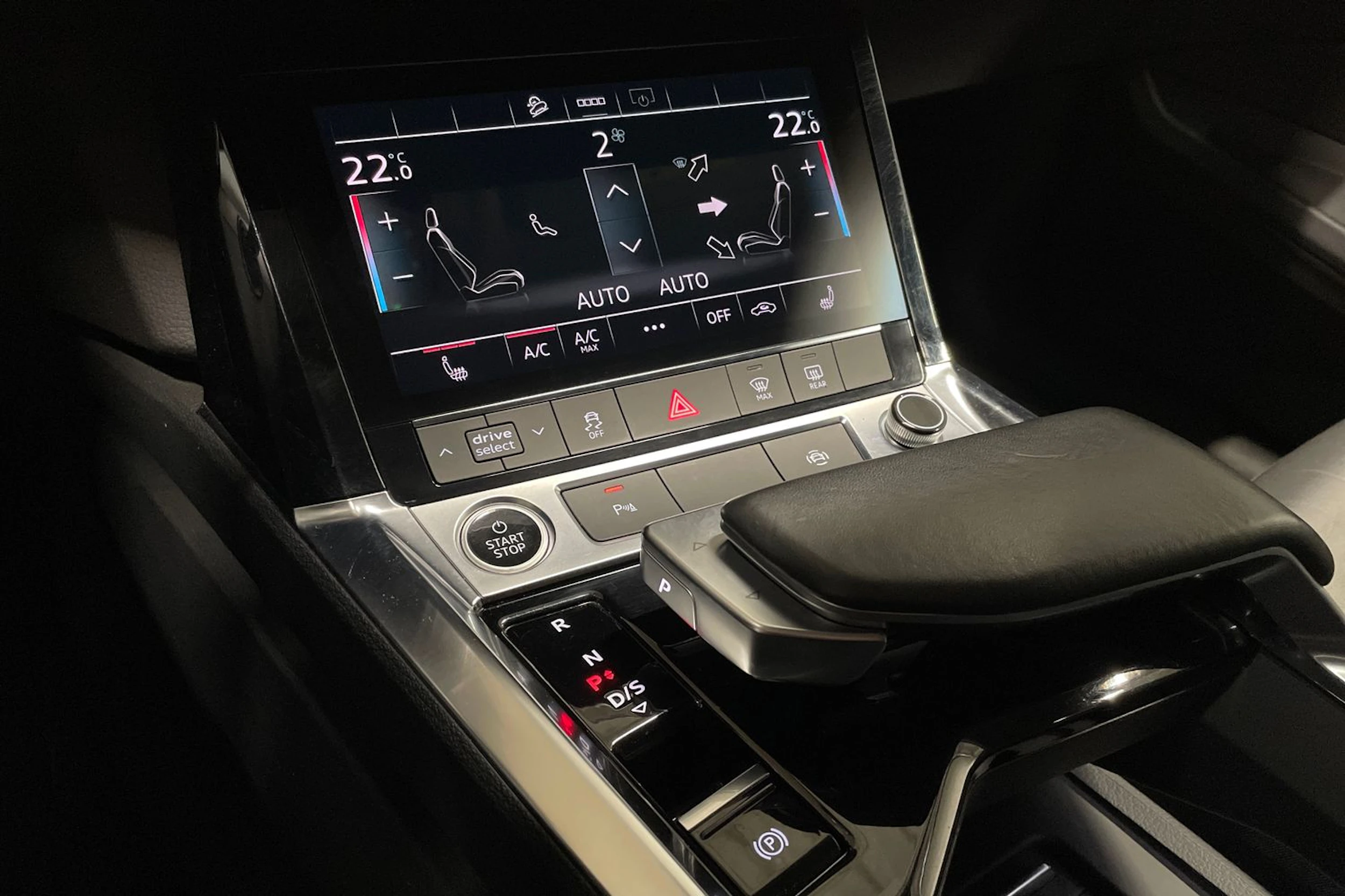 Musta Audi e-tron 2021 kuva 22.