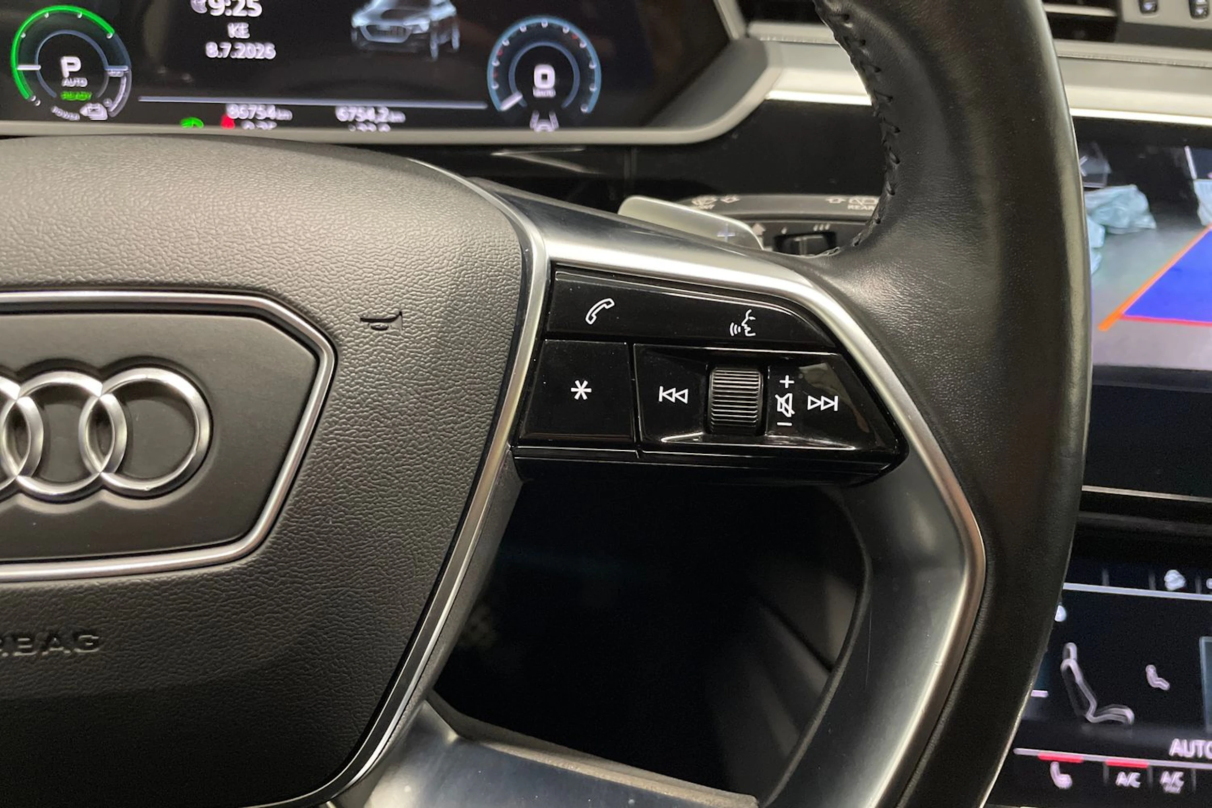Musta Audi e-tron 2021 kuva 25.
