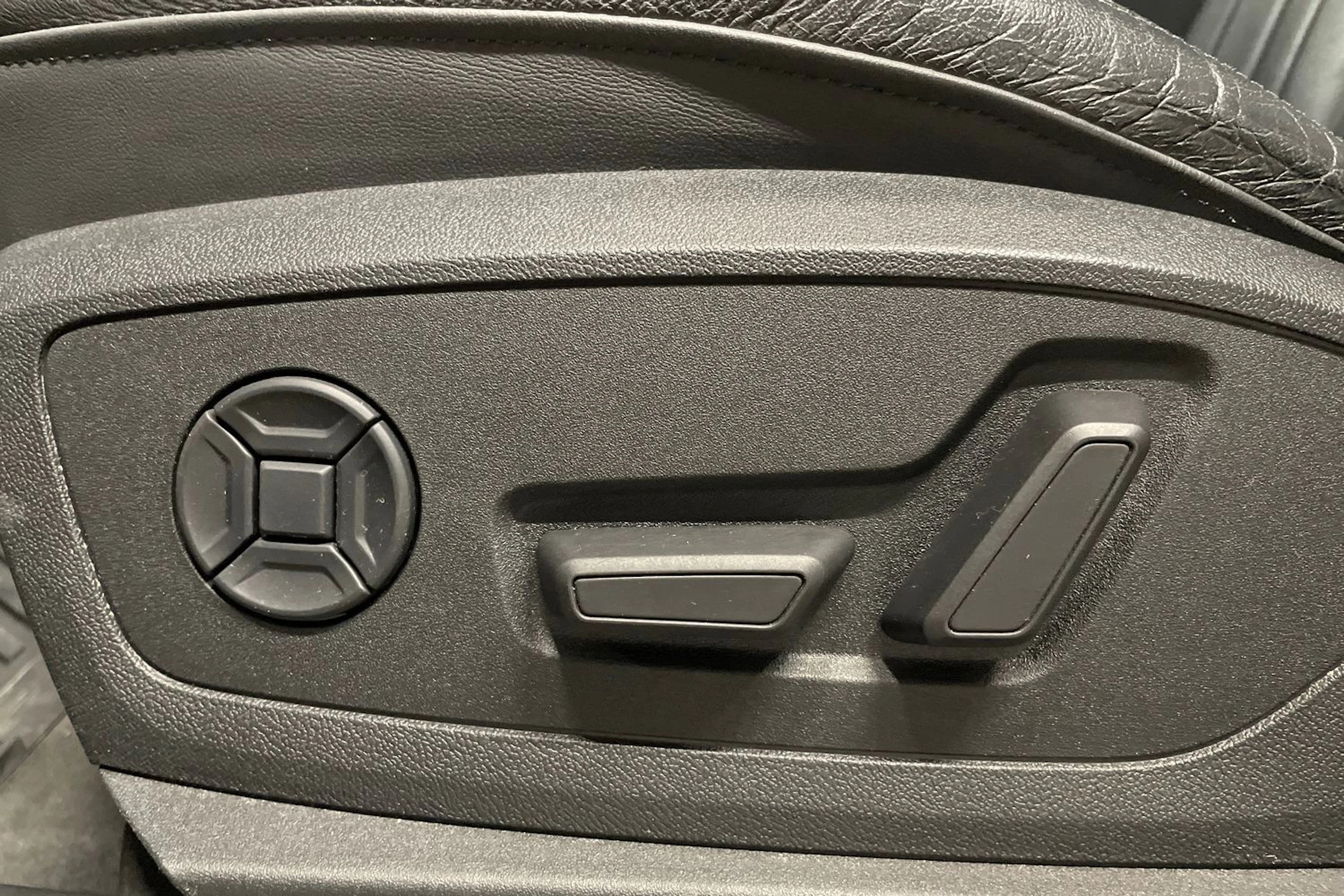 Musta Audi e-tron 2021 kuva 27.