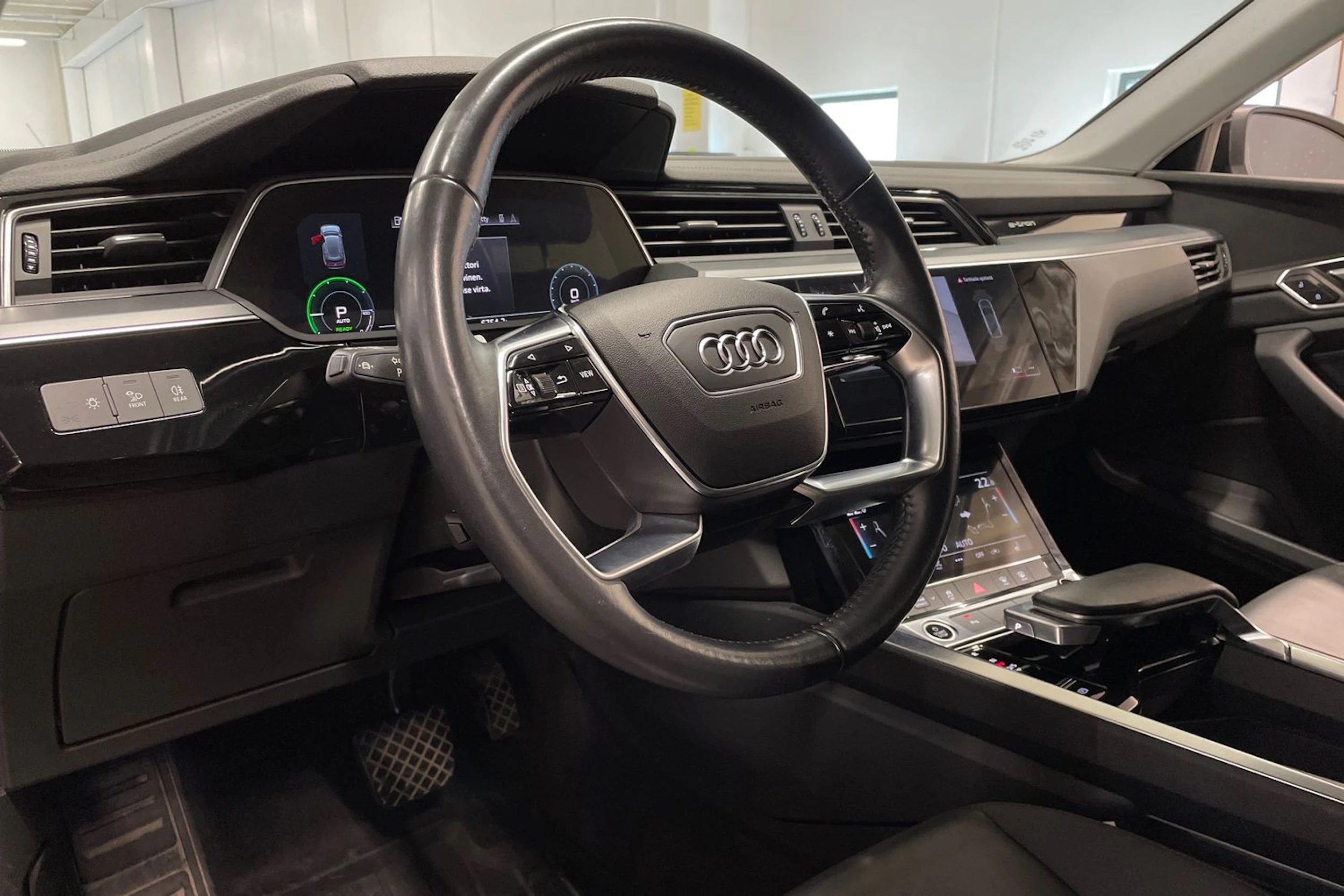 Musta Audi e-tron 2021 kuva 28.