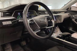 Musta Audi e-tron 2021 kuva 28.