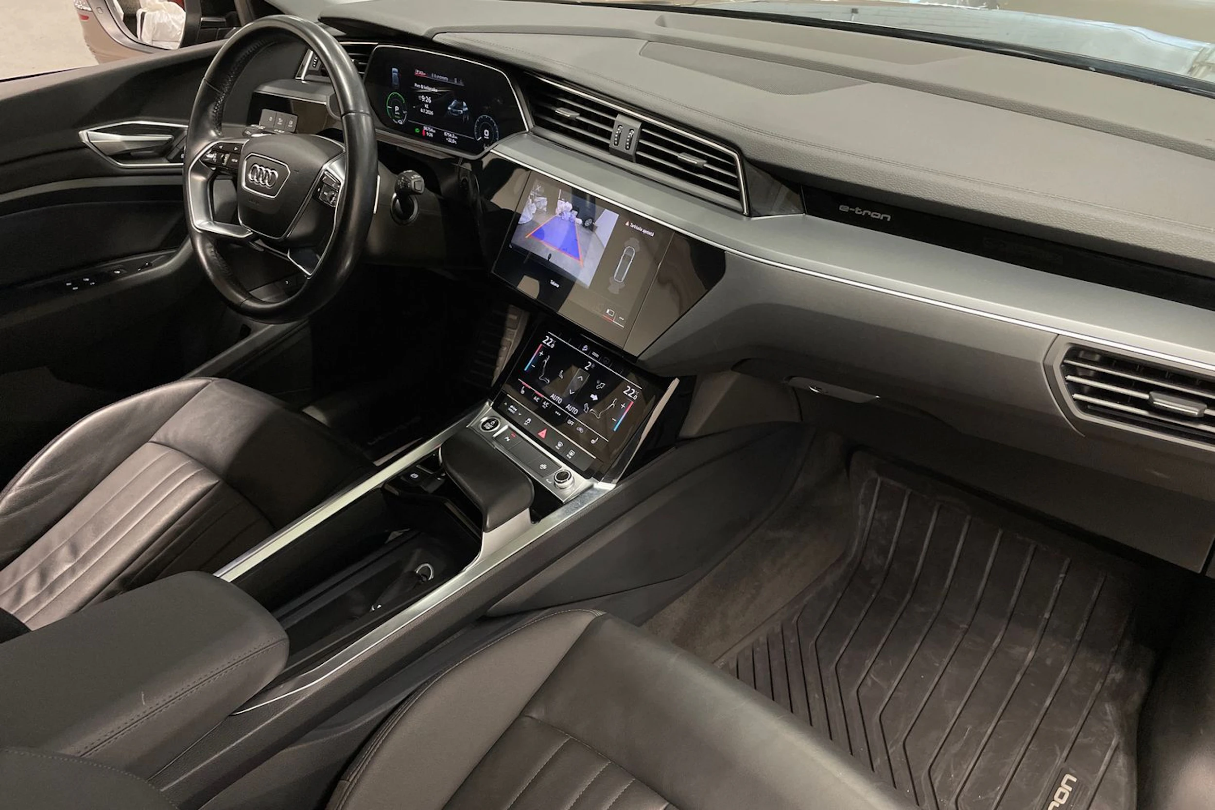Musta Audi e-tron 2021 kuva 30.