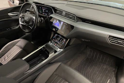 Musta Audi e-tron 2021 kuva 30.