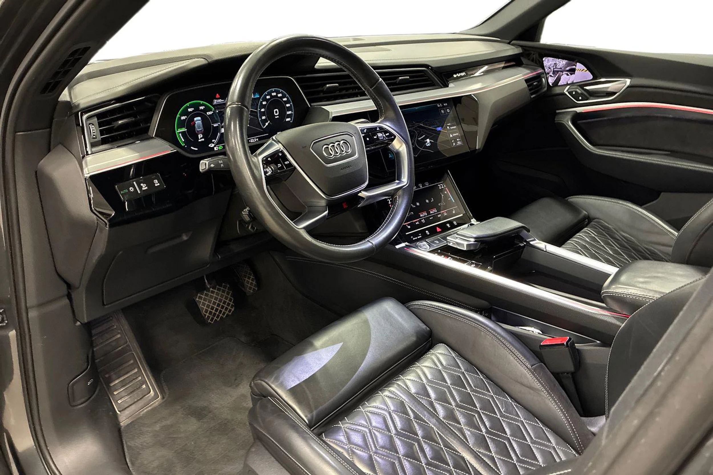 harmaa Audi e-tron 2020 kuva 6.