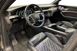 harmaa Audi e-tron 2020 kuva 6.