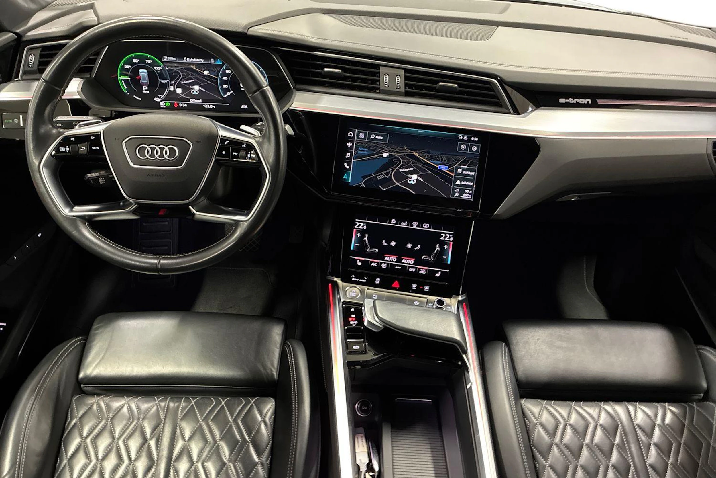 harmaa Audi e-tron 2020 kuva 7.