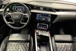 harmaa Audi e-tron 2020 kuva 7.