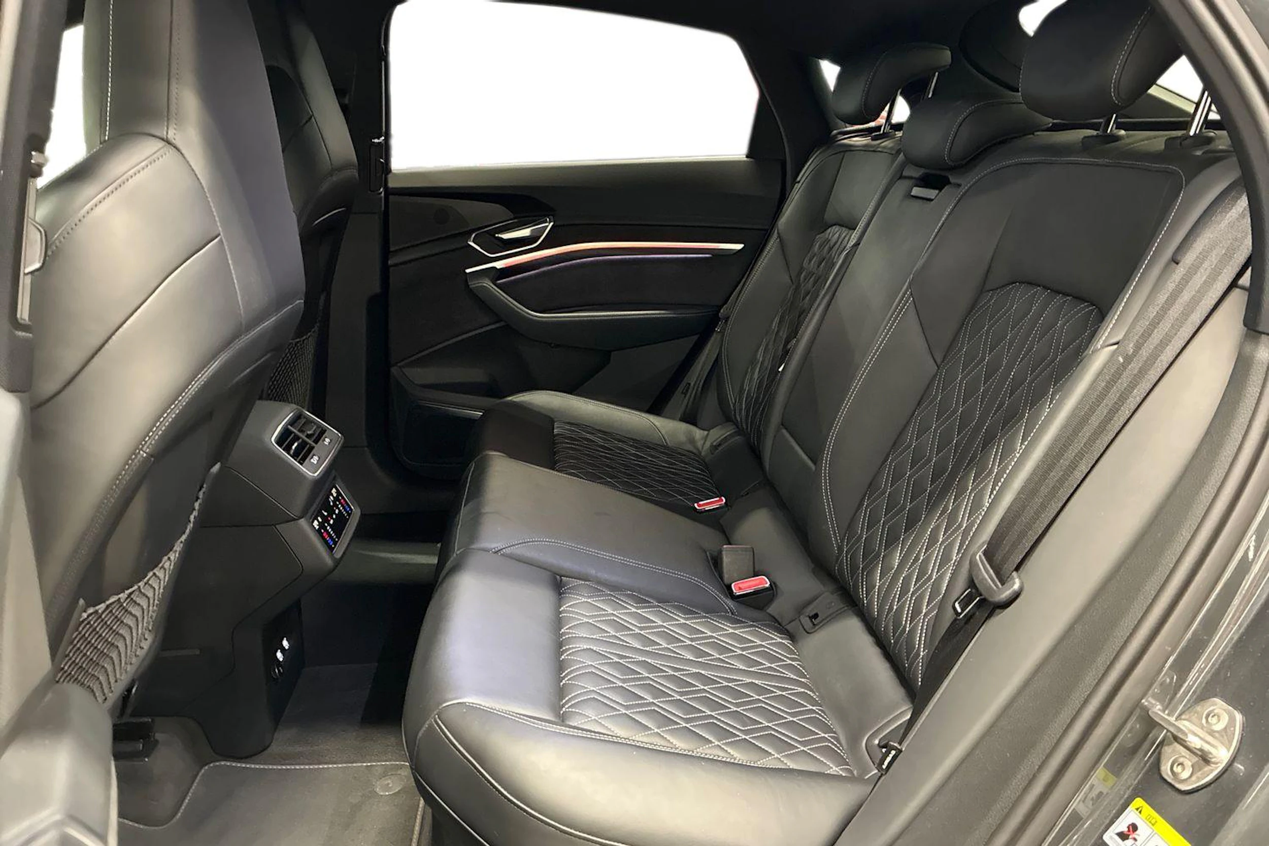 harmaa Audi e-tron 2020 kuva 8.