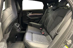 harmaa Audi e-tron 2020 kuva 8.