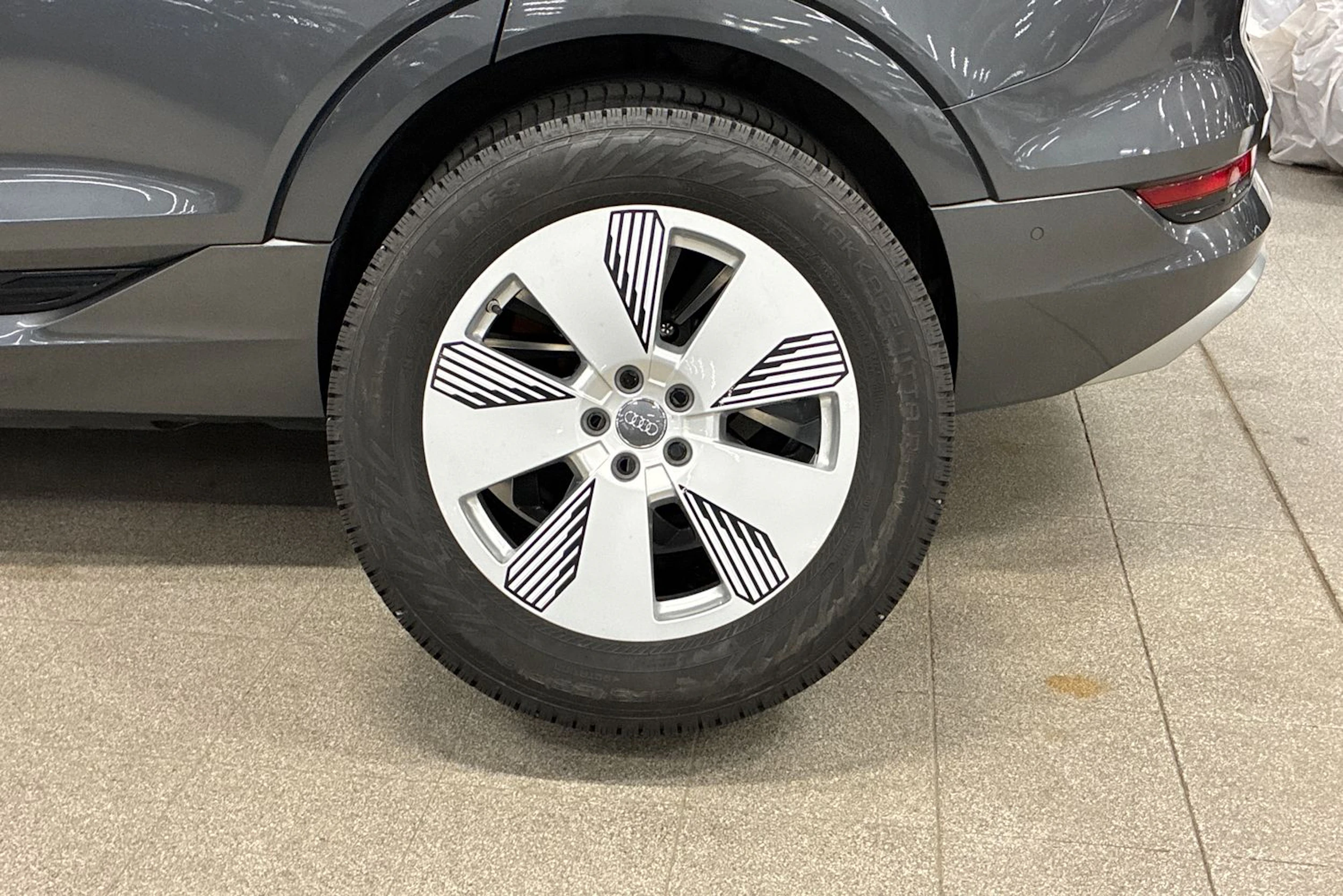 harmaa Audi e-tron 2020 kuva 10.