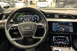 harmaa Audi e-tron 2020 kuva 11.