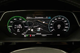 harmaa Audi e-tron 2020 kuva 12.