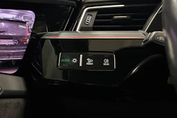 harmaa Audi e-tron 2020 kuva 16.