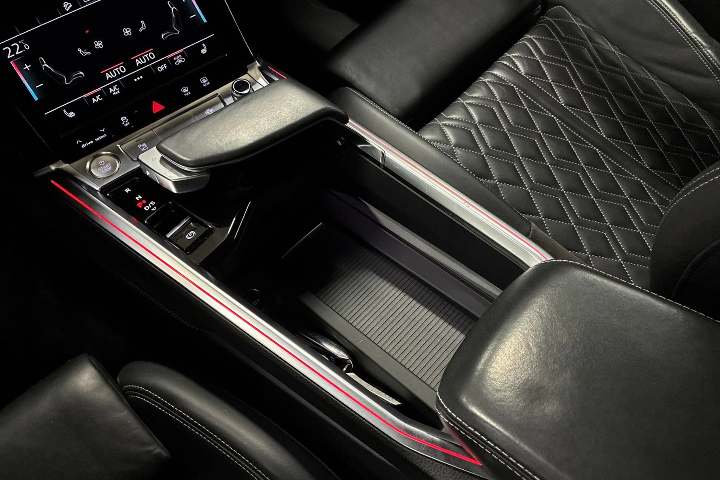 harmaa Audi e-tron 2020 kuva 20.