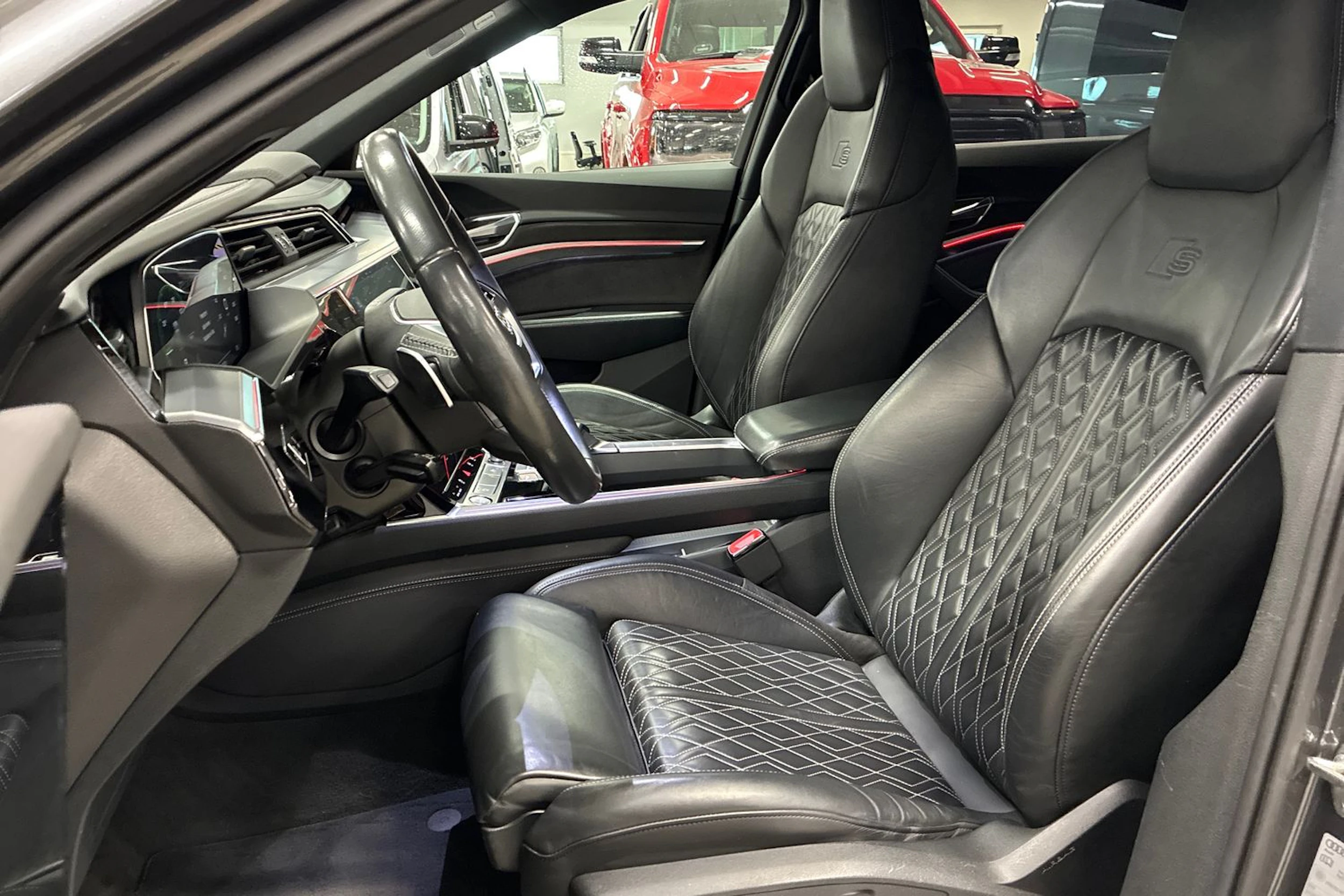 harmaa Audi e-tron 2020 kuva 26.