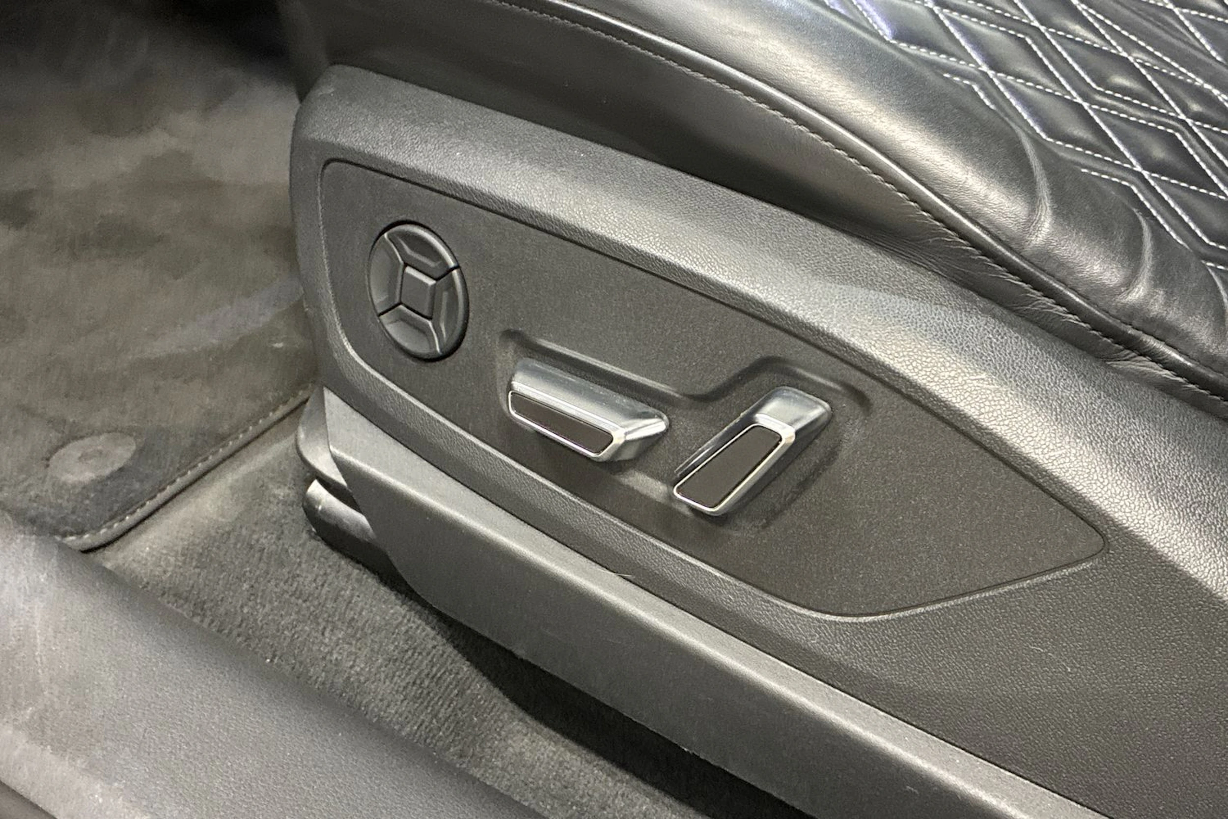 harmaa Audi e-tron 2020 kuva 27.