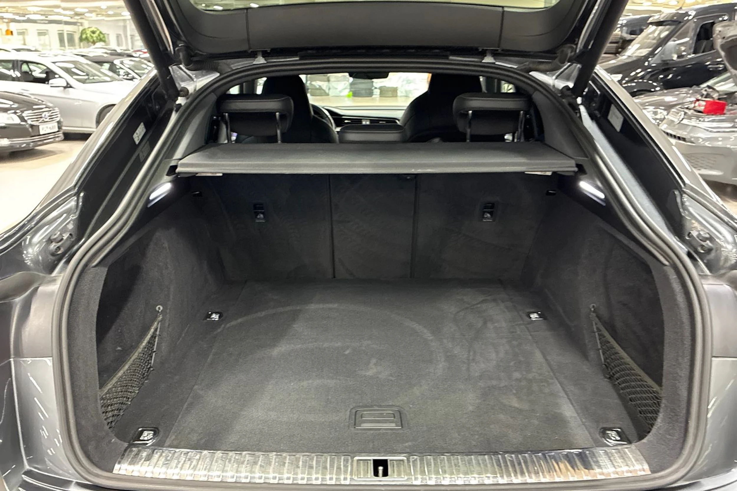 harmaa Audi e-tron 2020 kuva 28.