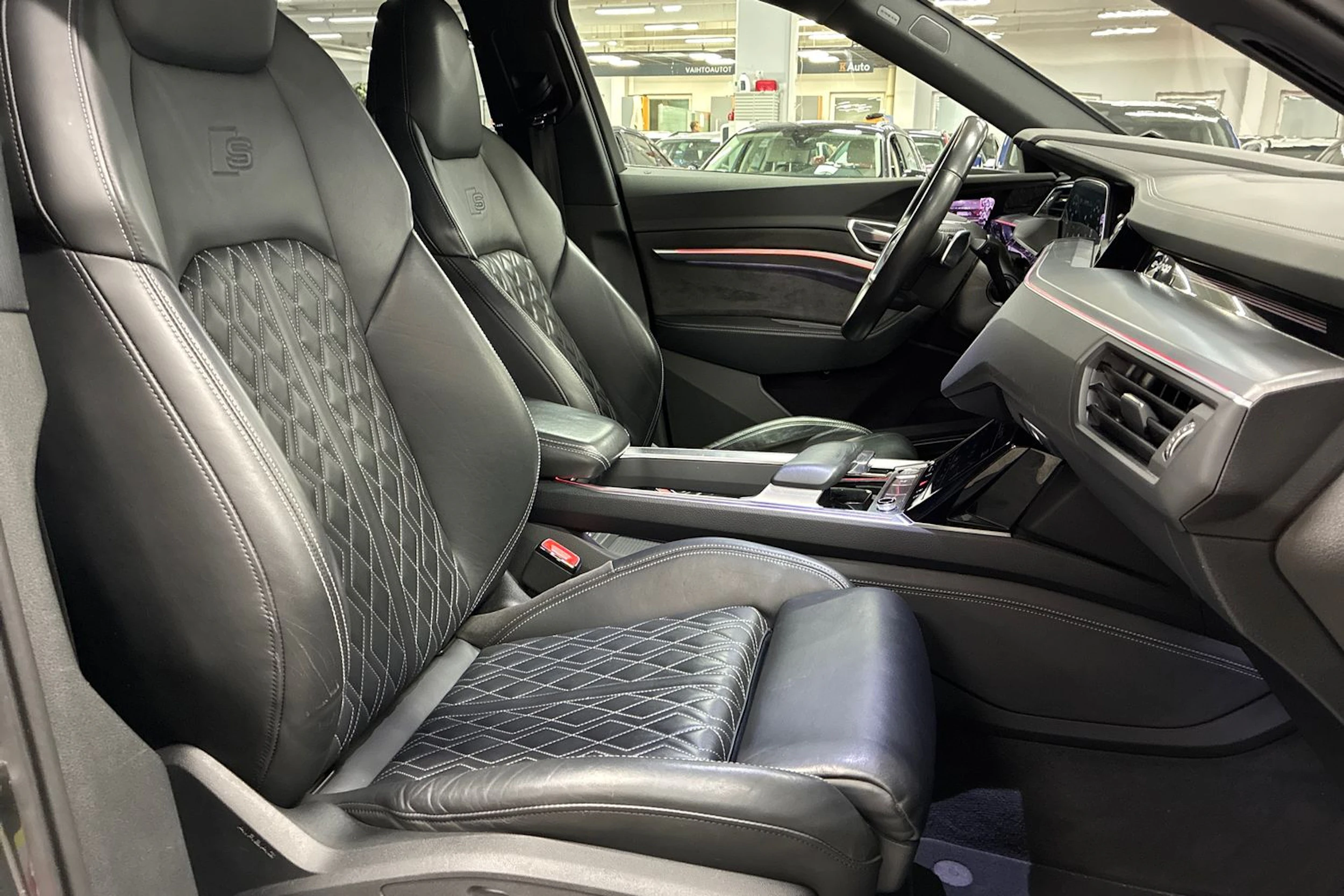harmaa Audi e-tron 2020 kuva 30.