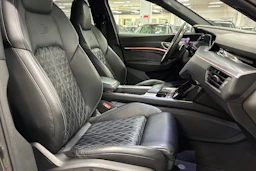 harmaa Audi e-tron 2020 kuva 30.