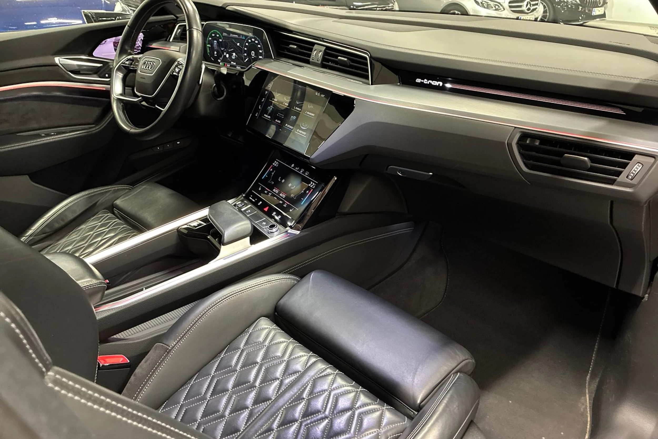 harmaa Audi e-tron 2020 kuva 31.