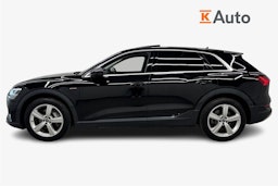 musta Audi e-tron 2021 kuva 6.