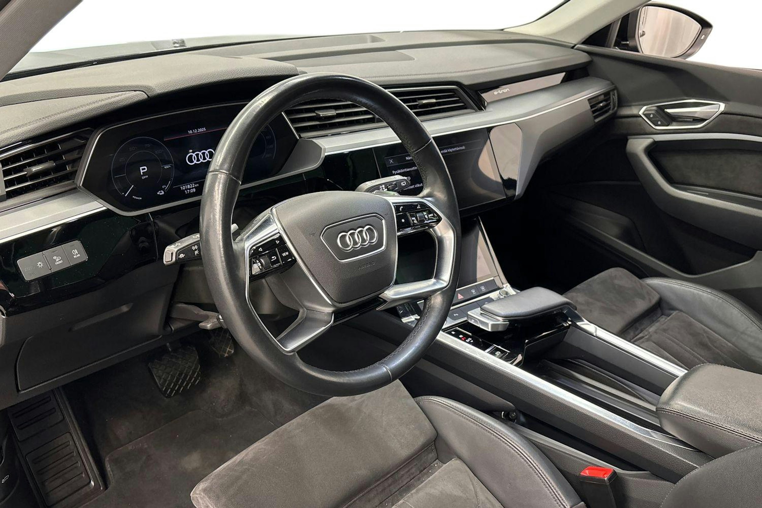musta Audi e-tron 2021 kuva 7.